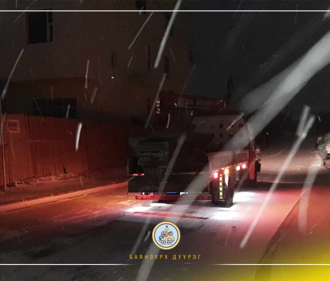 Халтиргаа гулгаа үүсэхээс сэргийлж шаардлагатай авто замуудад давс, бодис цацав.
