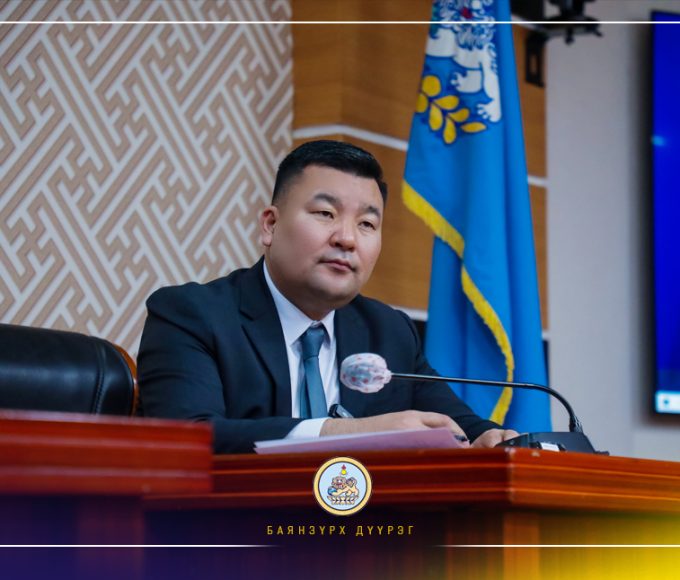 Удирдах ажилтнуудын шуурхай зөвлөгөөнд сурагчдын төлөөлөл оролцож, тулгамдаж буй асуудлаа танилцууллаа.